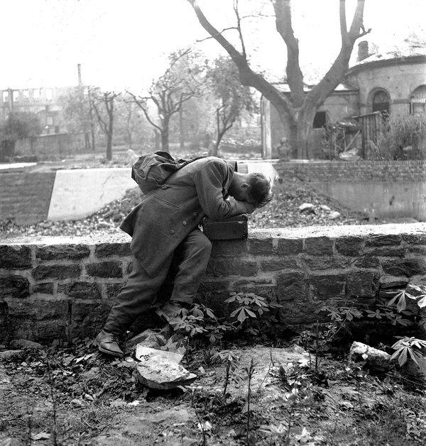 returning home - Prisoners of war, Ruined city, 1947, Germany, The photo