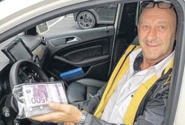 In St. Petersburg, a taxi driver demanded 16,000 rubles from a tourist for 20 kilometers - Taxi, Иностранцы, Calculation, Saint Petersburg, Scam, Lenta ru, Text, Divorce for money