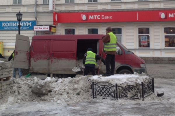 Tajiks steal snow on the streets of Yekaterinburg - Yekaterinburg, Snow