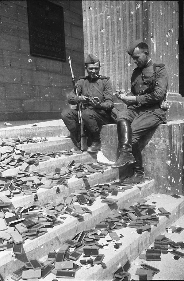 Soviet soldiers look at Nazi awards on the steps of the Reich Chancellery - The order, Money, Fascists, 