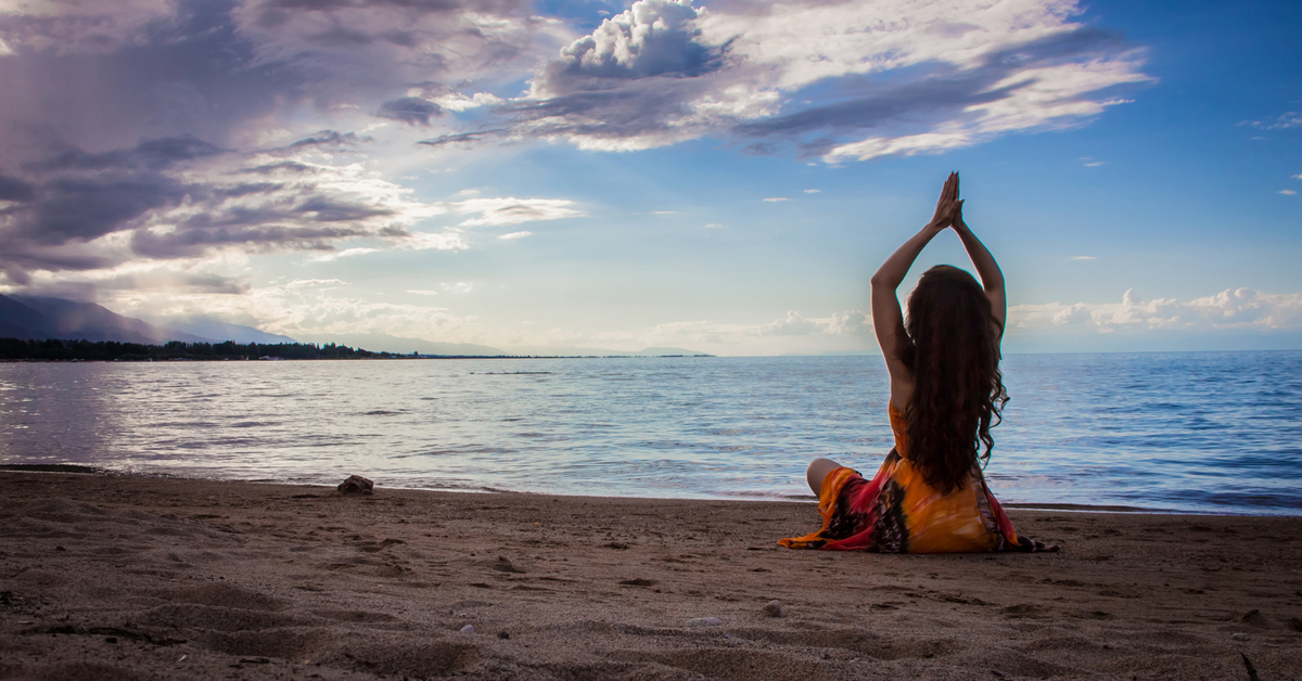 Йога на берегу. Йога у океана. Йога на пляже девушка. Медитация на берегу моря. Йога на берегу океана.