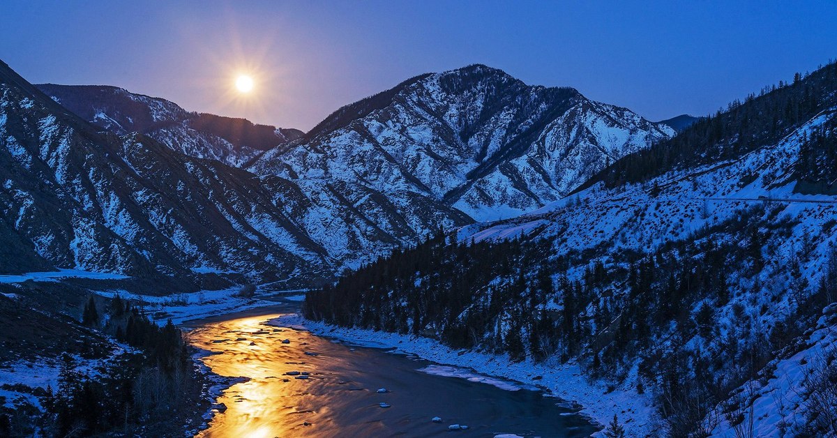 Алтай фото 2023. Луна Алтай горный Алтай горы. Алтай солнце Чемал. Алтайские горы закат Катунь. Катунь, Республика Алтай. Декабрь 2020.