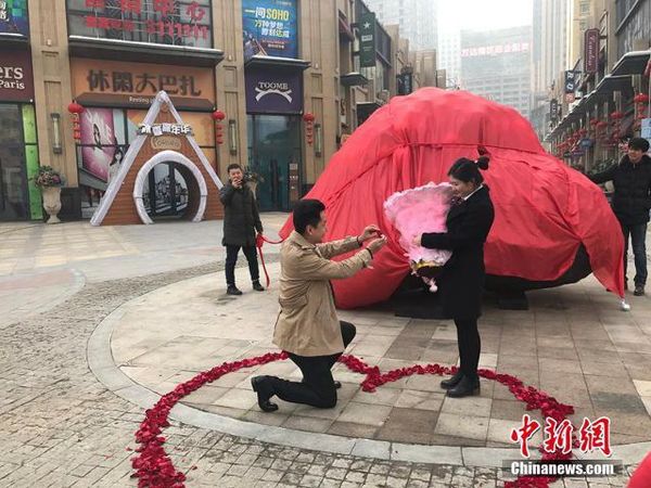 A Chinese man bought a 33-ton stone instead of an apartment for a girl for her wedding - China, Love, A rock, 