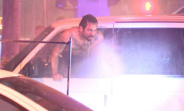 Полицейские «вымыли» подозреваемого из автомобиля при помощи пожарного шланга.