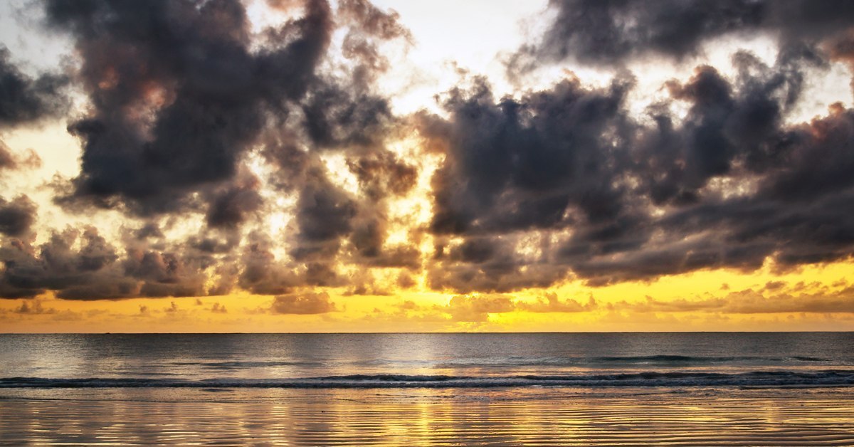 Gold sunset. Золотой закат. Панорама золотой закат. Золотые облака Ямайка. Золотой закат в Греции.