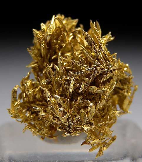 Crystal золотой. Самородное золото минерал. Золотой Кристалл. Золото Кристаллы. Золотистые Кристаллы.