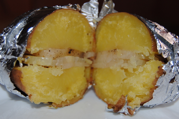 Budget dinner. Oven-baked potatoes with bacon and onions. - My, Dinner, Potato, Salo, Yummy, Amateur, Longpost