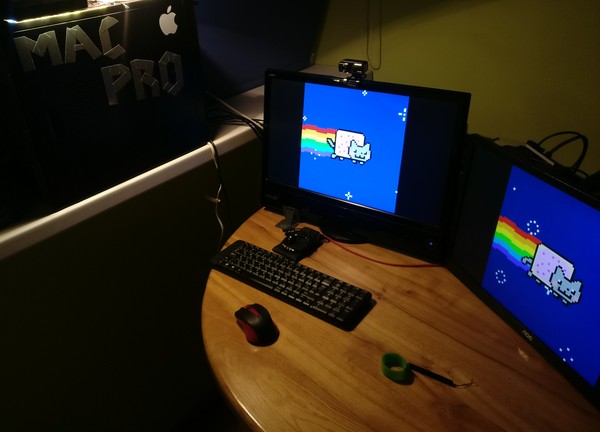 Decided to stress-test the system :D Two 24-hour videos of Nyan Cat on two monitors) I wouldn't be able to stand it myself... - Macos Sierra, Technics, My