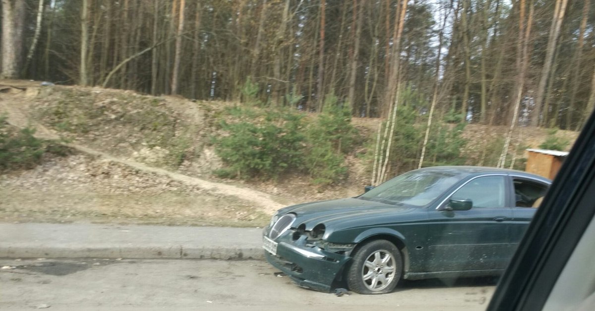 Брошенные машины на границе с грузией. Брошенные авто на границе. Брошенная Вольво. Брошенный автомобиль на гоницы. Брошенные авто на границе Казахстана и Туркменистана.