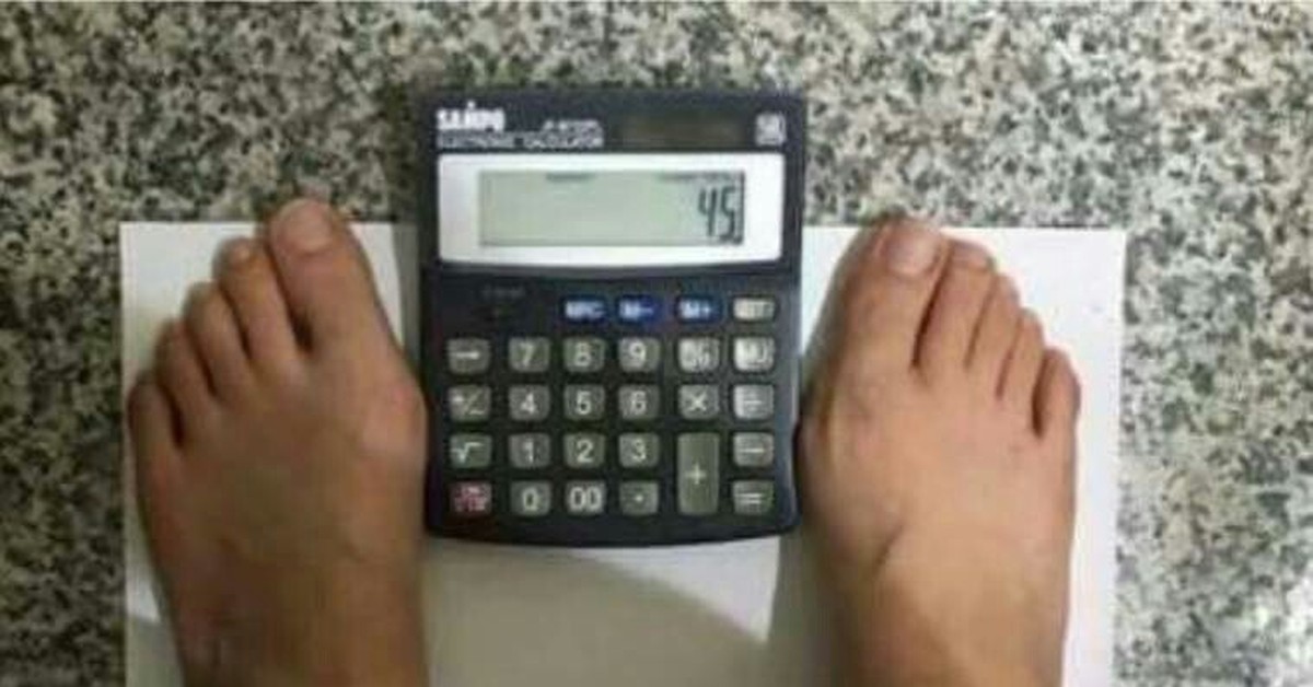 Хочу быть весами. Весы калькулятор. Приколы с калькулятором. Калькулятор на весах. Калькулятор с ногами.