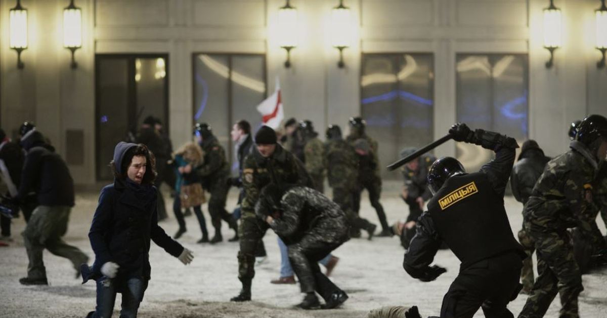 Беларусь 2010. ОМОН бежит. Митинги в Беларуси 2010. Бежит от ОМОНА.