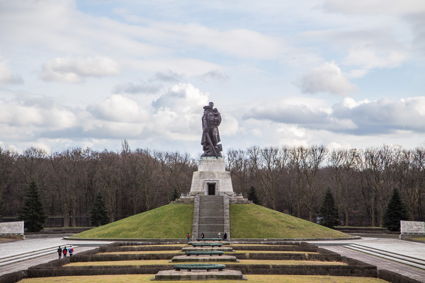 Liberator Warrior, Soviet War Memorial in Treptow Park, Berlin. - My, Soviet, Memorial, Military, Berlin, Germany, , Longpost
