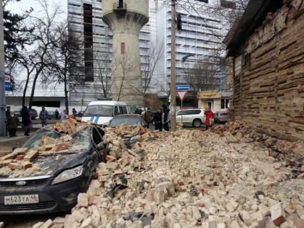 In the center of Kursk, the wall of the house collapsed on parked cars - Kursk, Wall, Car