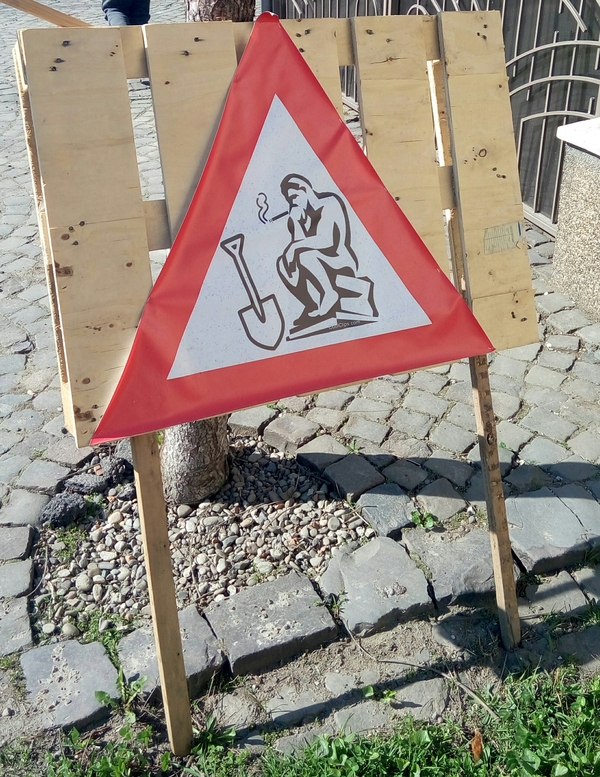 Я то думаю почему так долго не фиксят дыры в дороге...