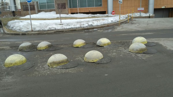 Невнимательный великан потерял все свои бейсболки
