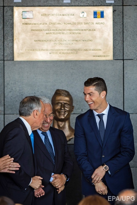 In Madeira, unveiled a monument to Ronaldo, unlike Ronaldo - Cristiano Ronaldo, Similarity