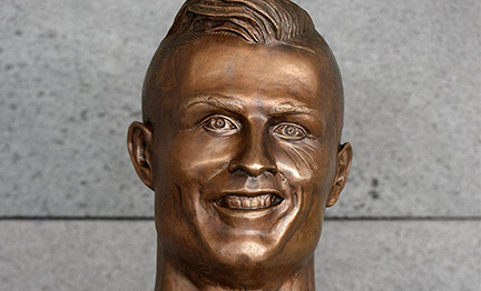 Hug and cry: a statue of Ronaldo. - Ronaldo, Football, The statue, Sculpture