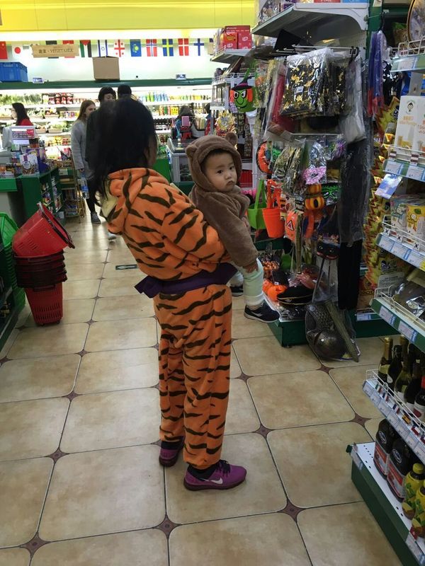 Mom with a child in a Chinese store. - My, China, Chinese, Score, Fashion, Milota, Tianjin, The photo, Children