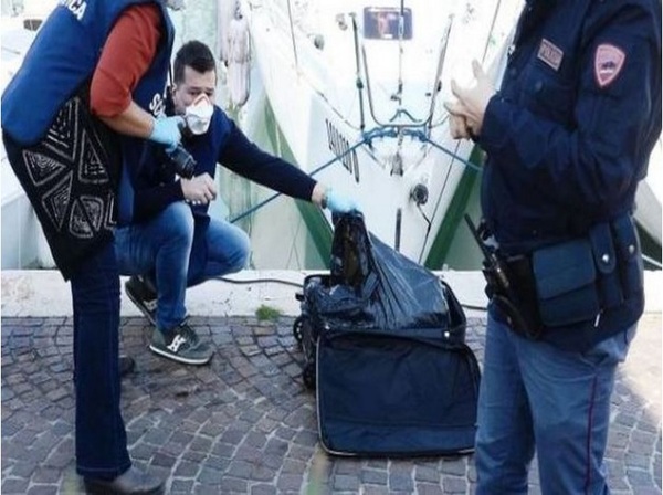 The body of a 27-year-old Russian woman was found in a suitcase in an Italian port - Dead body, Baggage, Horror
