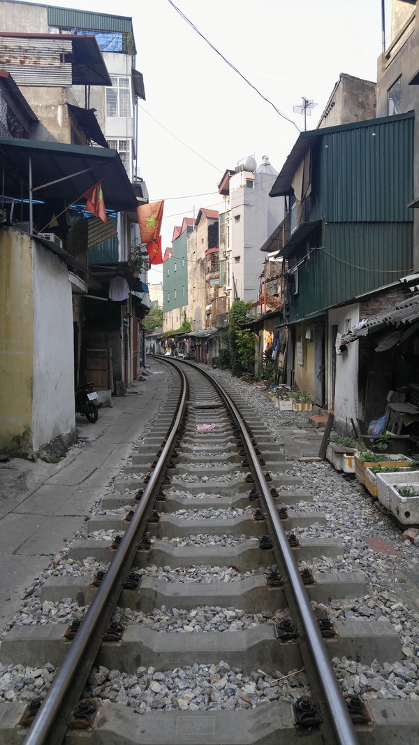 Residential street where trains run - Asia, Vietnam, The street, A train, My, Interesting, Video, Hanoi