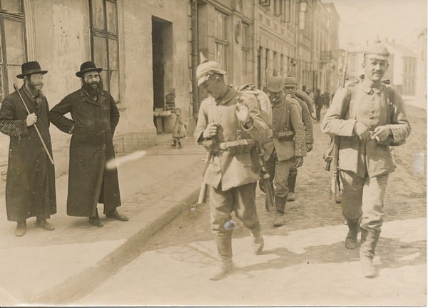 Германские войска на улицах Новы-Сонч, Австро-Венгрия, 1915 год.