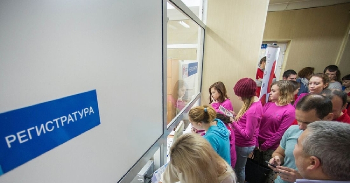 Принимают без очереди в поликлинике. Инвалиды и участники вов обслуживаются вне очереди. Дети инвалиды без очереди в поликлинике закон. Вне очереди принимаются в поликлинике. Многодетные без очереди в поликлинику номер закона.