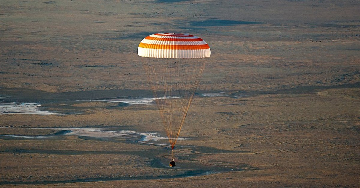 Космический корабль на поверхности земли. Спускаемый аппарат Союз приземление. Союз спускаемый аппарат парашют. Парашют спускаемого аппарата Союз. Приводнение космического спускаемого аппарата.