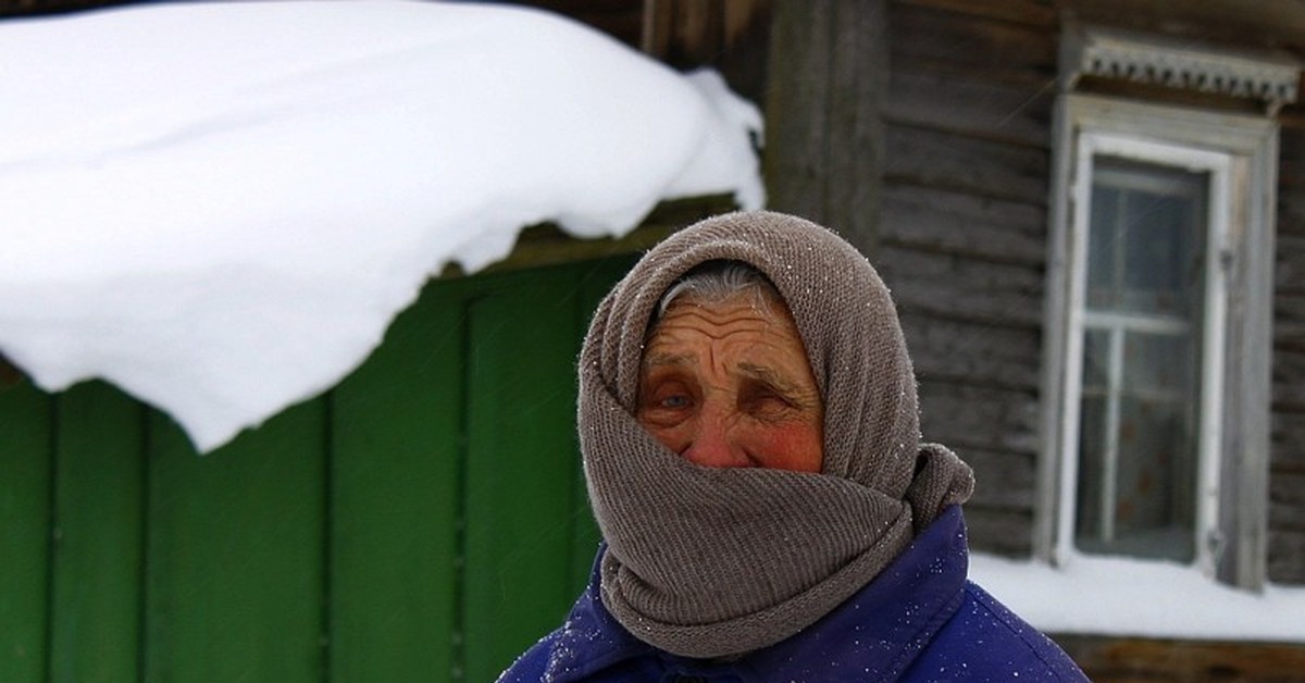 Деревенская пожилая женщина