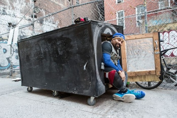 A New York homeless man lives in a box disguised as a trash can, or kindness knows no bounds. - Kindness, , Homeless, news, USA, Longpost, Homeless people