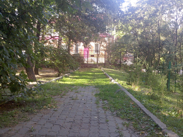 Тропинка в брусчатке