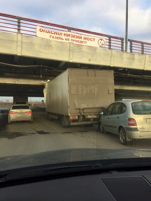 When you're a slender gazelle in your heart! - Road accident, Saint Petersburg, Lensovet Theatre of St. Petersburg, Fools and roads