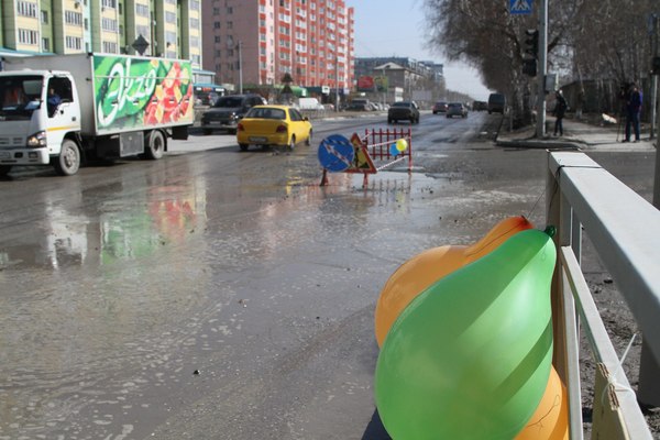 Сегодня празднуют день рождения ямы на дороге - Дорога, Новосибирск, Длиннопост, Яма