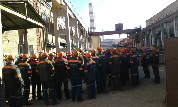 In Soligorsk (Belarus), builders dissatisfied with salaries staged a spontaneous meeting. - Republic of Belarus, Soligorsk, Factory, Strike, Salary