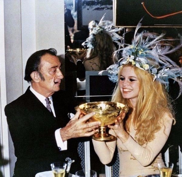 Salvador Dali drinking Brigitte Bardot, 1960 - Brigitte Bardot, Salvador Dali