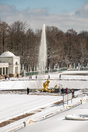 Fountains of Peterhof for the first time in many years work in the snow - Peterhof, Fountain, Longpost, Saint Petersburg