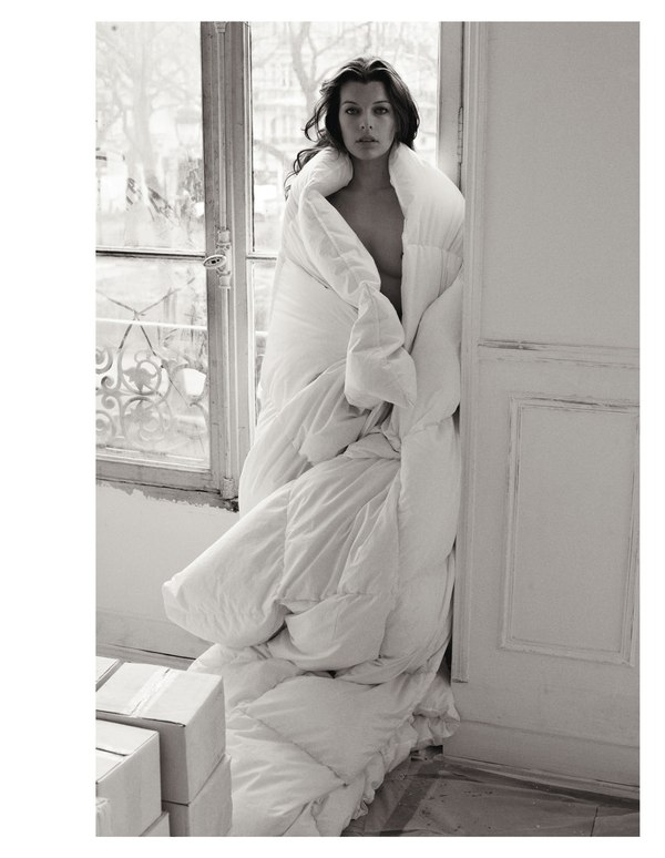 Mila - Milla Jovovich, Black and white, A blanket, beauty