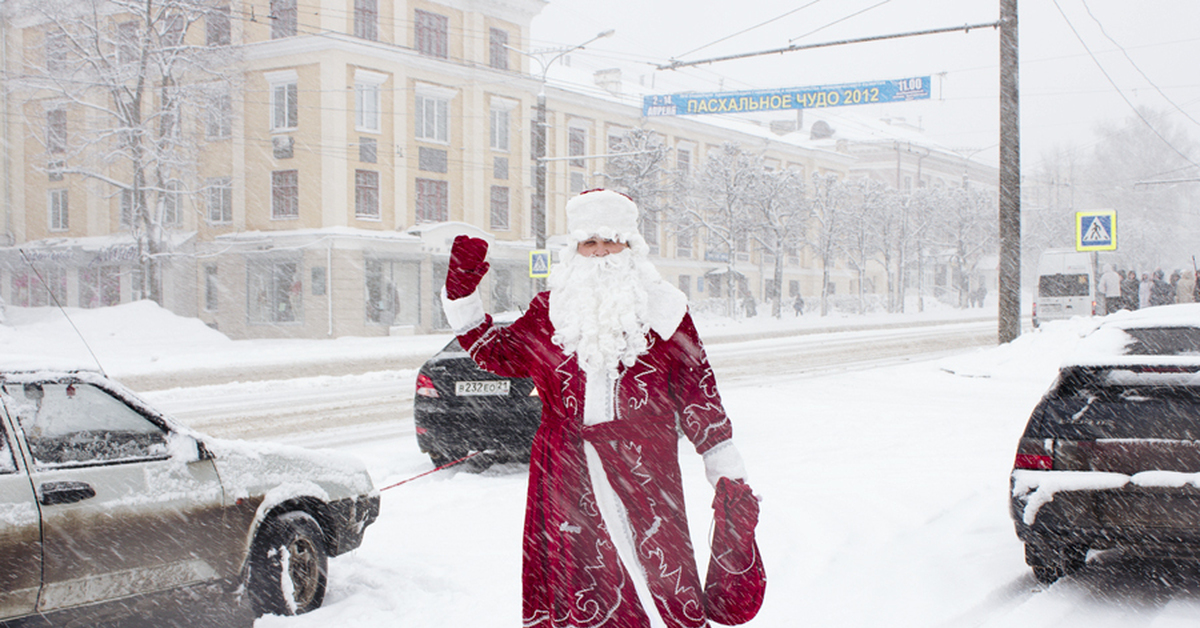 Был прийти в декабре. Дед Мороз пришел. Дед Мороз на улице. Дед Мороз снегопад. Дед Мороз идет по улице.