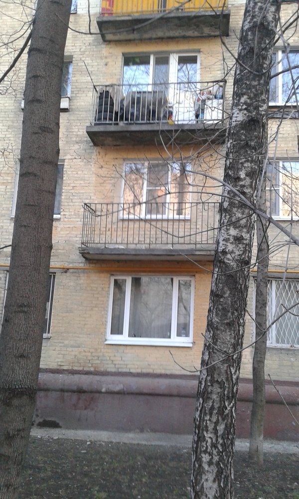 Someone please explain to me - Balcony, Five-story building, Door