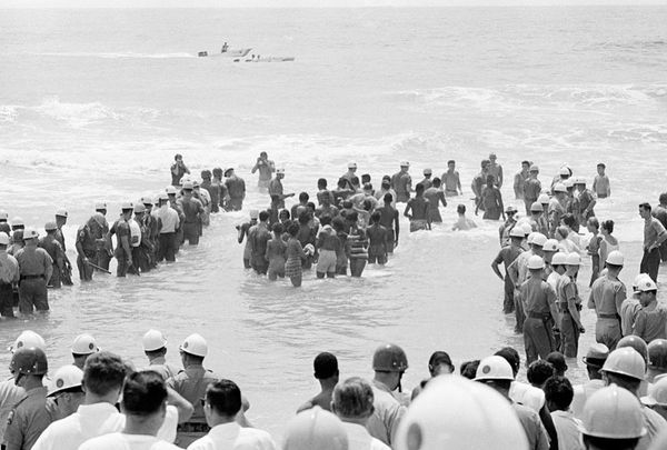 Police guard a bathing group of blacks and desegregationists from an angry mob. - The photo, Past, 20th century, USA, Story
