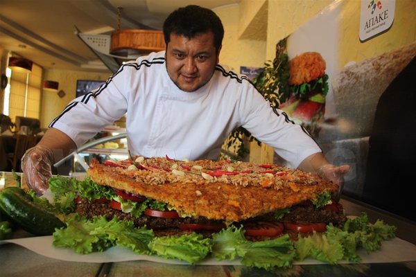 In Bishkek, they made a “plov-burger of goodness” weighing 20 kilograms - Kyrgyzstan, Charity, Food, Longpost