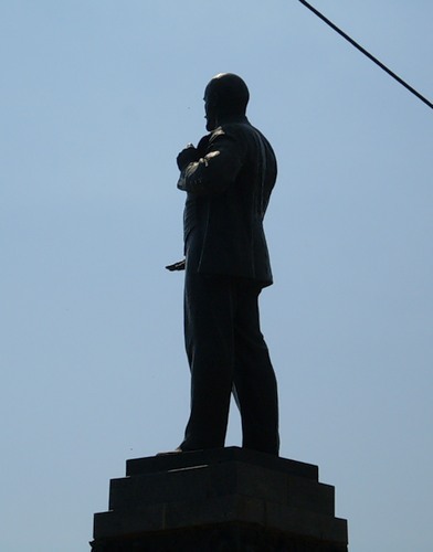 Член КПРФ из Саратова был готов встать на колени и гавкать на памятник Ленину