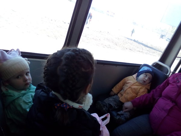 Mom with 3 kids occupied 4 seats, people were standing. This is fine? + photo - My, Yamma, Mum, Impudence, Children, Public transport, Trolleybus, Toddlers