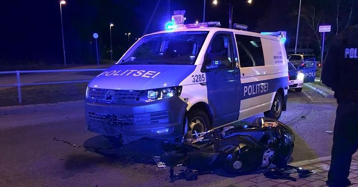 полицейским разрешено таранить мотоциклы. полицейским разрешено таранить мотоциклы. полицейским разрешено таранить мотоциклы. манёвры полиции сша. мотоцикл на трассе.