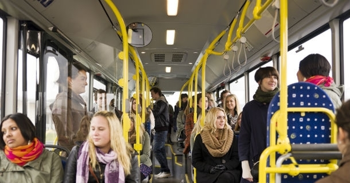Москва едет на работу. Люди в автобусе. Люди входят в автобус. Хамство в общественном транспорте. Выходить из автобуса.