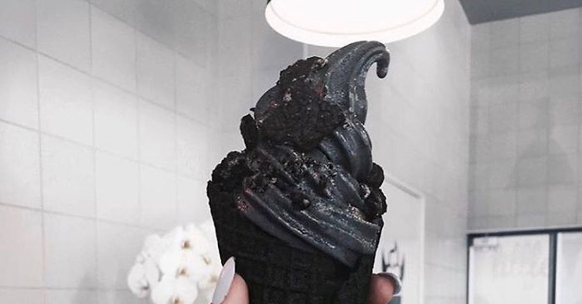 Черное мороженое. Чёрное мороженое из чёрного кунжута. Черное мороженое бомба. Приколы про черное мороженое.