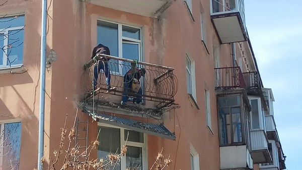 This is how the balcony is being dismantled in Saratov. - My, Dismantling, Extreme, Lowcost