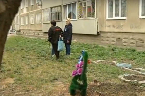 A Krasnoyarsk man buried his dog on the lawn and put a wreath under the windows of a five-story building - Krasnoyarsk, Yaumruvkrasnoyarsk, Dog, Wreath, Funeral