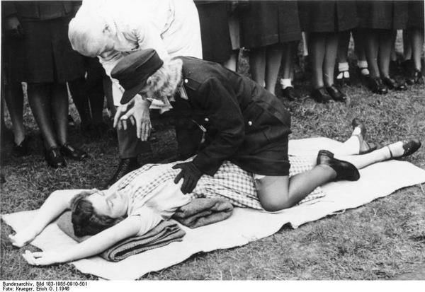 First aid classes, Germany, 1946. - Germany, 1946, Retro, Girls, The medicine, Police