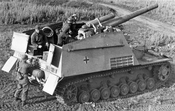 The calculation of the self-propelled howitzer of the Wehrmacht Hummel prepares the gun to fire. - The Second World War, Technics, Tanks, Sau, Artillery, The photo, Interesting, Story