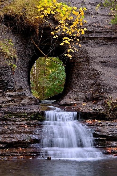 Water down the flying post. - The photo, Waterfall, The mountains, The rocks, Nature, Longpost